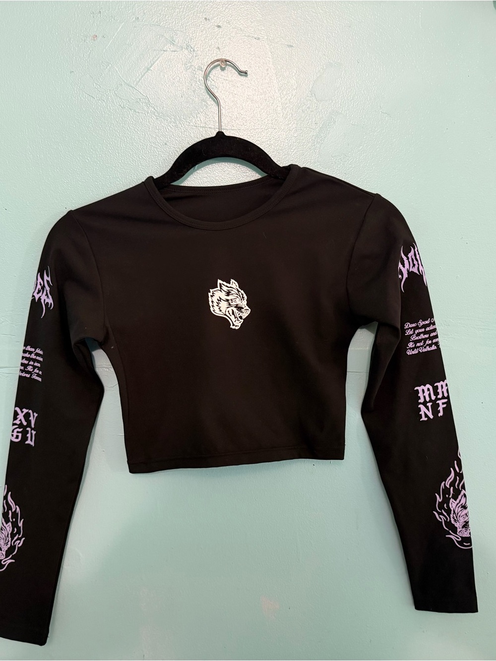 Darc sport black Graphic Wolf Cropped Long-Sleeve Top